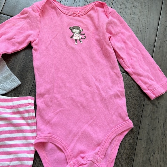 Bundle of Carter’s long sleeve onesies and matching leggings - Picture 6 of 7